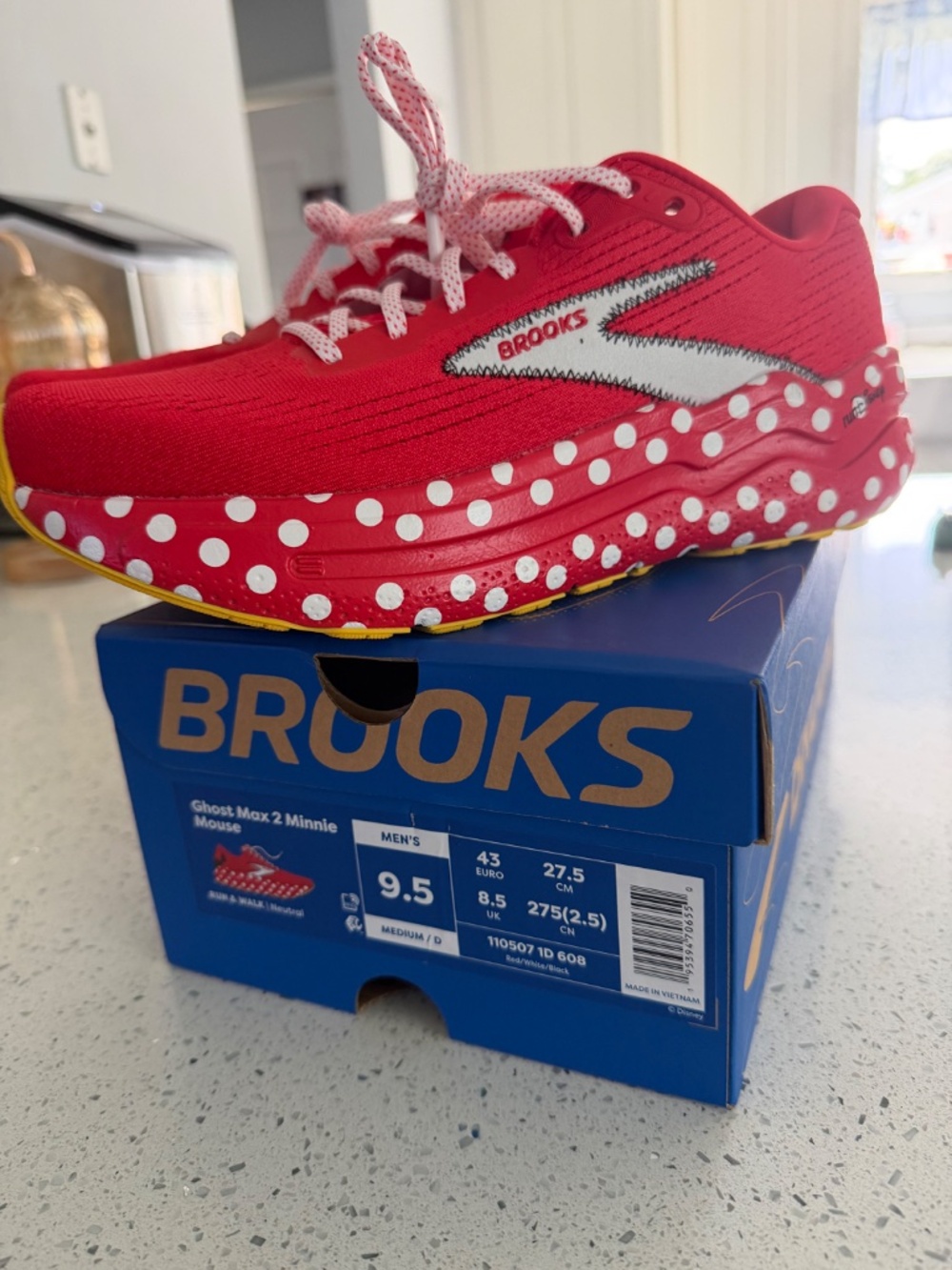 Brooks Minnie Mouse running shoe - Picture 2 of 4
